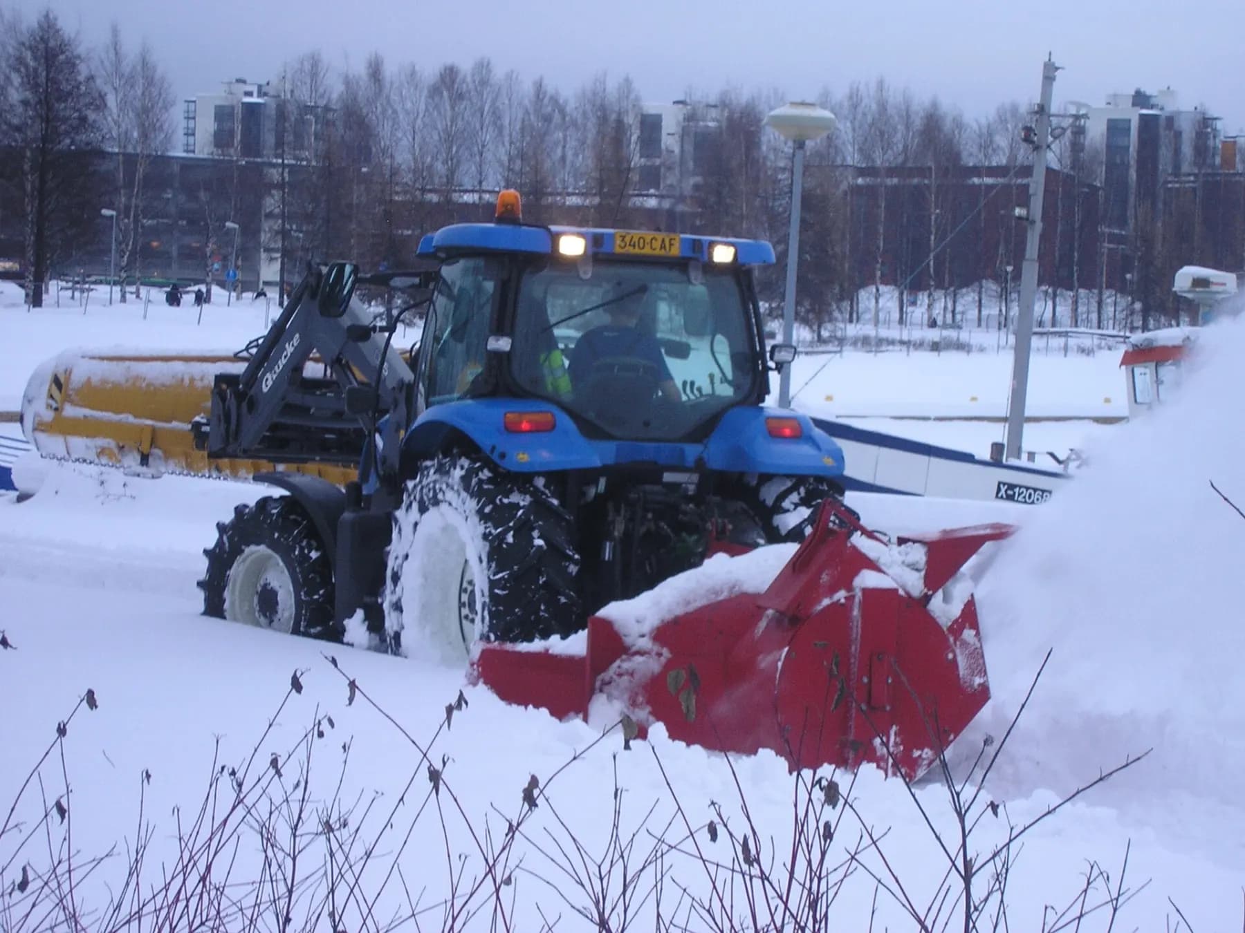 Traktor mit Schneefräse im Wintereinsatz